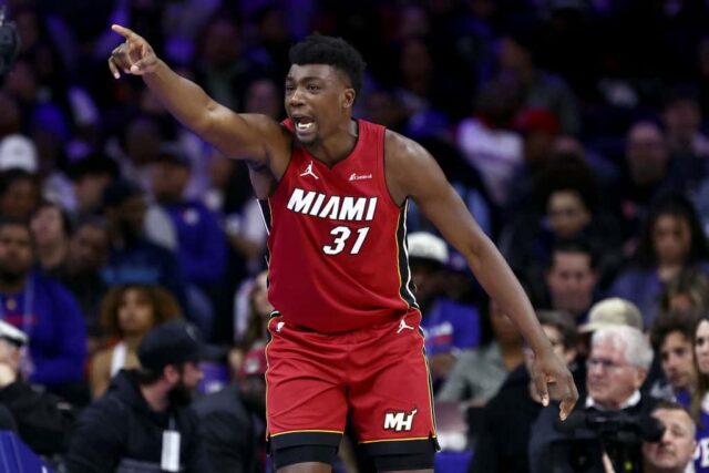 Thomas Bryant #31 do Miami Heat reage durante o quarto período contra o Philadelphia 76ers no Wells Fargo Center em 18 de março de 2024 na Filadélfia, Pensilvânia.
