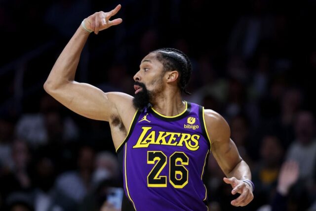 Spencer Dinwiddie, nº 26 do Los Angeles Lakers, reage após acertar um arremesso de três pontos durante o segundo tempo de um jogo contra o Philadelphia 76ers na Crypto.com Arena em 22 de março de 2024 em Los Angeles, Califórnia.