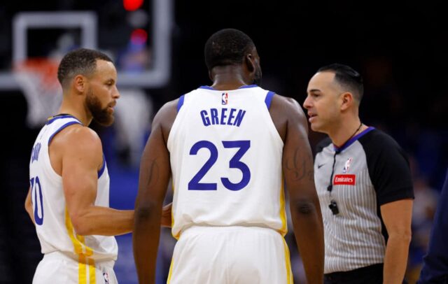     Draymond Green #23 do Golden State Warriors discute com um árbitro antes de ser expulso durante um jogo contra o Orlando Magic no Kia Center em 27 de março de 2024 em Orlando, Flórida.