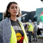 Organizadora comunitária Nathalie Farah.  Ela está usando um lenço palestino e uma camiseta preta que diz Austrália.