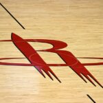O logotipo da quadra central do Houston Rockets em exibição antes do jogo da NBA contra o Phoenix Suns em 7 de dezembro de 2019 no Toyota Center em Houston, TX.