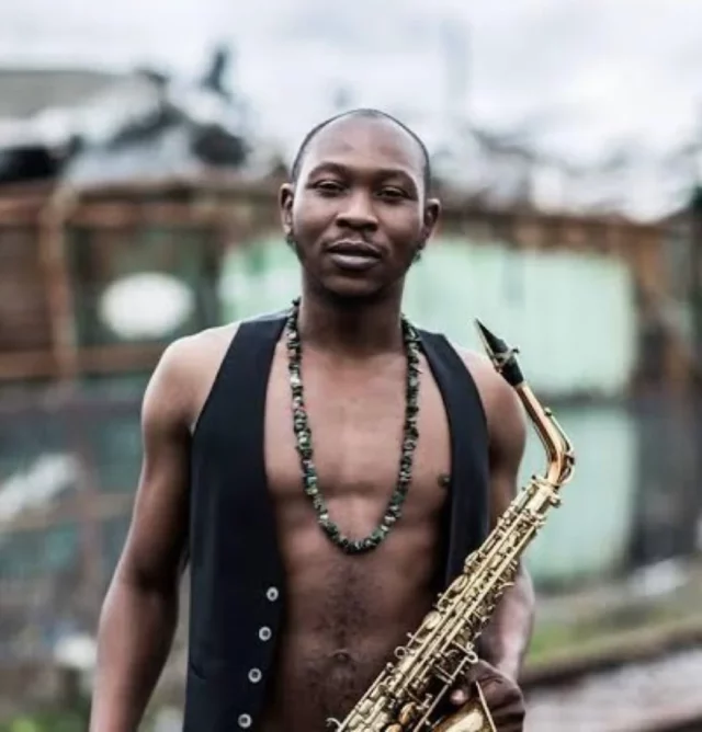 “Una não vai construir uma escola acessível, mas vai fazer uma destruição acessível para os jovens” - Seun Kuti discursa contra as elites nigerianas 