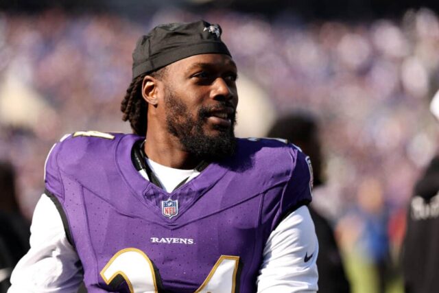 BALTIMORE, MARYLAND - 05 DE NOVEMBRO: Jadeveon Clowney # 24 do Baltimore Ravens observa antes de um jogo contra o Seattle Seahawks no M&T Bank Stadium em 05 de novembro de 2023 em Baltimore, Maryland.