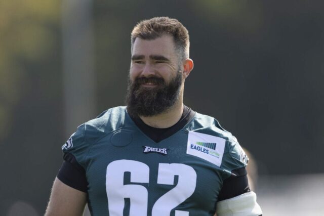 Jason Kelce # 62 do Philadelphia Eagles observa durante o campo de treinamento no Complexo NovaCare em 28 de julho de 2021 na Filadélfia, Pensilvânia.