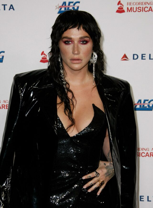 Kesha participa da gala da Personalidade do Ano da MusiCares