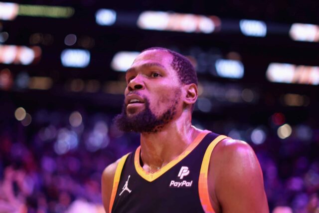 PHOENIX, ARIZONA - 16 DE JANEIRO: Kevin Durant #35 do Phoenix Suns reage após derrotar o Sacramento Kings no jogo da NBA no Footprint Center em 16 de janeiro de 2024 em Phoenix, Arizona.  Os Suns derrotaram os Kings por 119-117.  NOTA AO USUÁRIO: O Usuário reconhece e concorda expressamente que, ao baixar e/ou usar esta fotografia, o Usuário está concordando com os termos e condições do Contrato de Licença da Getty Images.