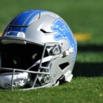 BALTIMORE, MARYLAND - 22 DE OUTUBRO: Uma visão detalhada de um capacete do Detroit Lions em campo durante um jogo contra o Baltimore Ravens no M&T Bank Stadium em 22 de outubro de 2023 em Baltimore, Maryland.