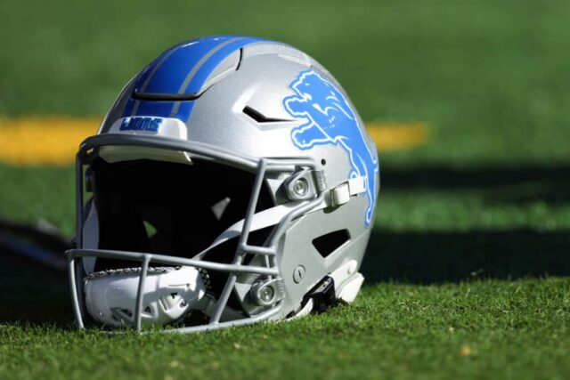 BALTIMORE, MARYLAND - 22 DE OUTUBRO: Uma visão detalhada de um capacete do Detroit Lions em campo durante um jogo contra o Baltimore Ravens no M&T Bank Stadium em 22 de outubro de 2023 em Baltimore, Maryland.