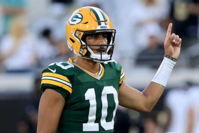 Jordan Love # 10 do Green Bay Packers sinaliza uma primeira descida durante o jogo contra o New Orleans Saints no TIAA Bank Field em 12 de setembro de 2021 em Jacksonville, Flórida.