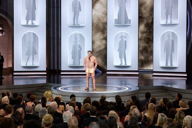 10 de março de 2024, Hollywood, Califórnia, EUA: Emily Blunt e Ryan Gosling celebram dublês e coordenadores de dublês no palco durante a transmissão ao vivo da ABC do 96º Oscar no Dolby Theatre no Ovation Hollywood no domingo, 10 de março de 2024. 10 de março de 2024. Na foto: 10 de março de 2024, Hollywood, Califórnia, EUA: John Cena apresenta o Oscar de Figurino durante a transmissão ao vivo da ABC do 96º Oscar no Dolby Theatre no Ovation Hollywood no domingo, 10 de março de 2024. Crédito da foto: ZUMAPRESS. com / MEGA TheMegaAgency.com +1 888 505 6342 (Mega Agency TagID: MEGA1109160_041.jpg) (Foto via Mega Agency)