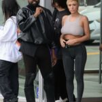 Kanye West e sua 'esposa' Bianca Censori aparecem com roupas bizarras para o culto de domingo