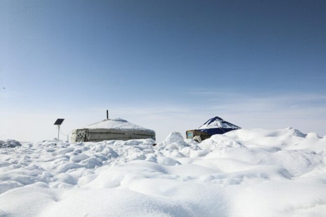 tendas redondas enterradas na neve