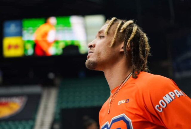 FRISCO, TX - 08 DE JULHO: Michael Beasley nº 11 da 3s Company observa antes do jogo contra o Power na BIG3 Semana 4 no Comerica Center em 8 de julho de 2022 em Frisco, Texas.