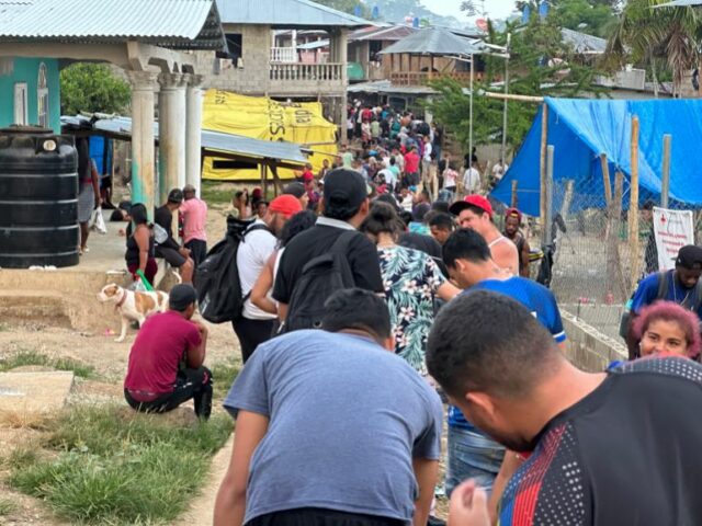 Uma fila de migrantes e requerentes de asilo serpenteia pela cidade de Bajo Chiquito.