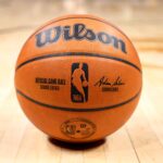 Detalhe do basquete oficial da NBA na Ball Arena em 26 de outubro de 2022 em Denver, Colorado.