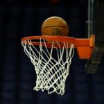 Jogo da NBA em Londres, Washington Wizards contra New York Knicks;  Uma bola de jogo da NBA entra no aro durante o aquecimento