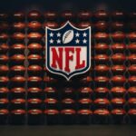 Placa da NFL com bolas de futebol