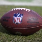 Uma visão detalhada do logotipo da NFL em uma bola de futebol antes do jogo entre o Minnesota Vikings e o Chicago Bears no Soldier Field em 15 de outubro de 2023 em Chicago, Illinois.