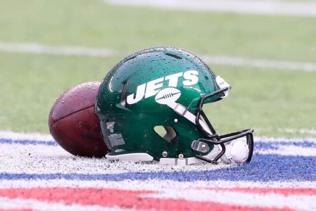 Capacete e futebol do New York Jets em campo antes do jogo da National Football League entre o New York Jets e o Oakland Raiders em 24 de novembro de 2019 no MetLife Stadium em East Rutherford, NJ.