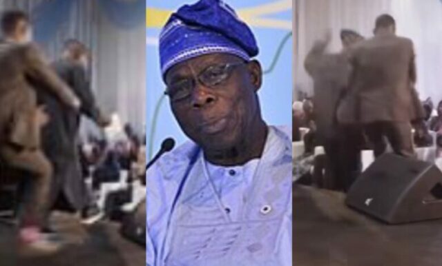 Olusegun Obasanjo salta do palco em um evento em Lagos Kemi Filani blog min
