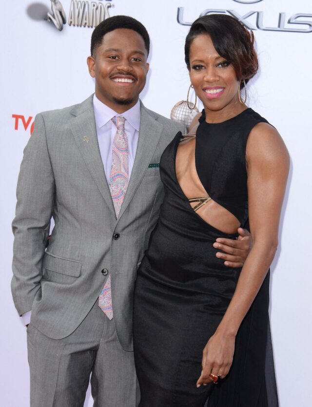 Regina King e seu filho Ian Alexander Jr. em sua cerimônia de impressões de mãos e pegadas 