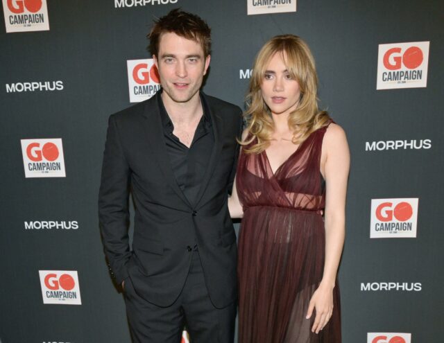 Robert Pattinson e Suki Waterhouse participam da 17ª Gala Anual GO da Campanha GO