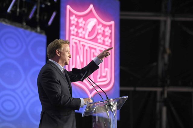 O comissário Roger Goodell fala no palco para dar início à primeira rodada do Draft da NFL de 2022 em 28 de abril de 2022 em Las Vegas, Nevada.