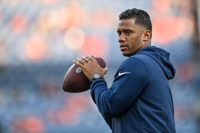 O quarterback Russell Wilson, do Denver Broncos, lança enquanto os jogadores se aquecem antes de um jogo de pré-temporada contra o Los Angeles Rams no Empower Field at Mile High em 26 de agosto de 2023 em Denver, Colorado.