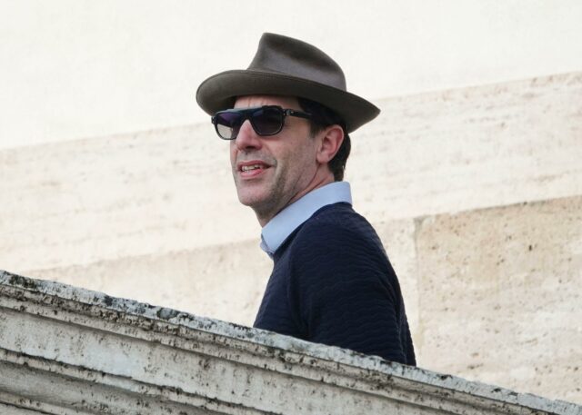 Sacha Baron Cohen, tirando uma selfie na Escadaria Espanhola, Roma