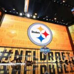 O logotipo do Pittsburgh Steelers é visto em uma placa de vídeo durante a primeira rodada do Draft da NFL 2018 no AT&T Stadium em 26 de abril de 2018 em Arlington, Texas.