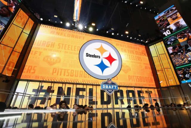 O logotipo do Pittsburgh Steelers é visto em uma placa de vídeo durante a primeira rodada do Draft da NFL 2018 no AT&T Stadium em 26 de abril de 2018 em Arlington, Texas.