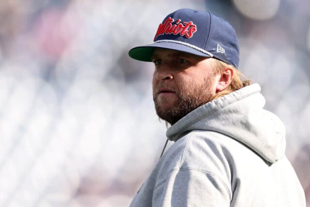 FOXBOROUGH, MASSACHUSETTS - NOVEMBRO 05: O técnico do Outside Linebackers, Stephen Belichick, observa antes do jogo contra o Washington Commanders no Gillette Stadium em 05 de novembro de 2023 em Foxborough, Massachusetts.