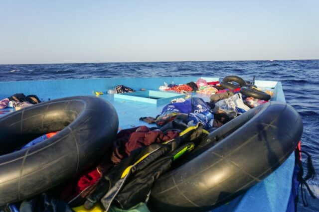 O barco azul (Nora Adin Fares/Al Jazeera)