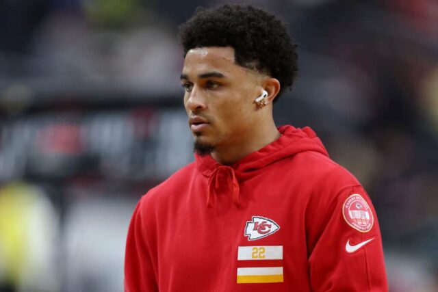 LAS VEGAS, NEVADA - 11 DE FEVEREIRO: Trent McDuffie nº 22 do Kansas City Chiefs observa antes do Super Bowl LVIII no Allegiant Stadium em 11 de fevereiro de 2024 em Las Vegas, Nevada.