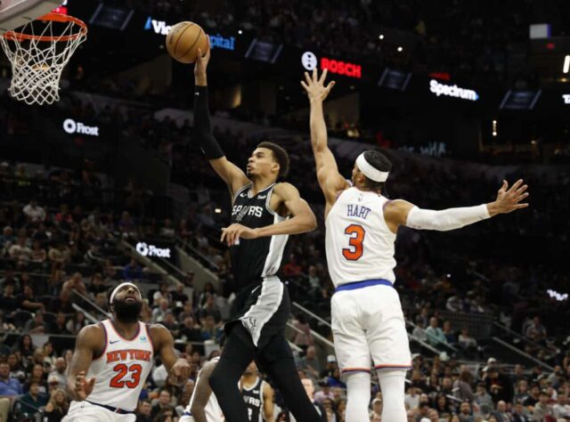 SAN ANTONIO, TX - 29 DE MARÇO: Victor Wembanyama nº 1 do San Antonio Spurs ultrapassa Josh Hart nº 3 do New York Knicks no primeiro tempo no Frost Bank Center em 29 de março de 2024 em San Antonio, Texas.  NOTA AO USUÁRIO: O Usuário reconhece e concorda expressamente que, ao baixar e/ou usar esta fotografia, o Usuário está concordando com os termos e condições do Contrato de Licença da Getty Images. 