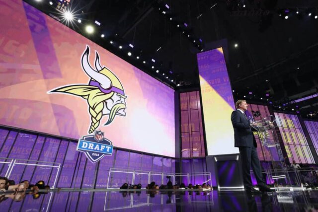 O comissário da NFL Roger Goodell anuncia uma escolha do Minnesota Vikings durante a primeira rodada do Draft da NFL de 2018 no AT&T Stadium em 26 de abril de 2018 em Arlington, Texas.