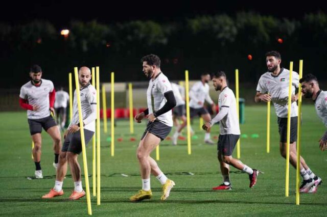 Jogadores de futebol palestinos treinando depois de fazerem história ao levar sua seleção nacional à fase eliminatória da Copa Asiática de Seleções