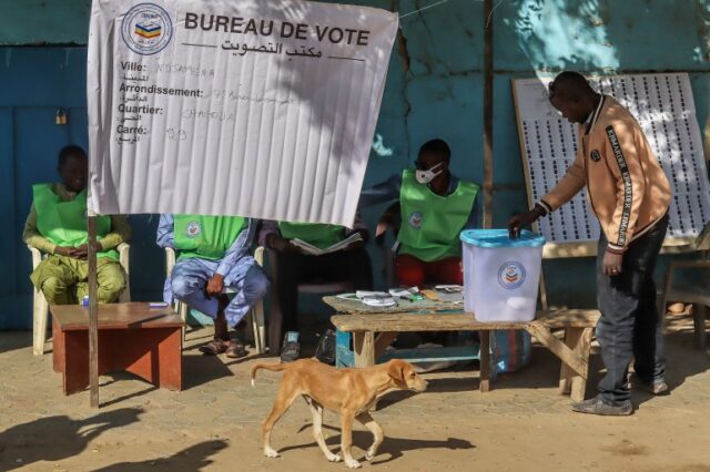 Um homem vota em uma seção eleitoral durante o referendo constitucional em N'Djamena, em 17 de dezembro de 2023. (Denis Sassou Gueipeur / AFP)