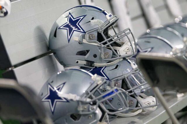 Os capacetes do Dallas Cowboys alinham-se nos bancos durante o jogo do Dia de Ação de Graças entre o Washington Redskins e o Dallas Cowboys em 22 de novembro de 2018 no AT&T Stadium em Arlington, TX.