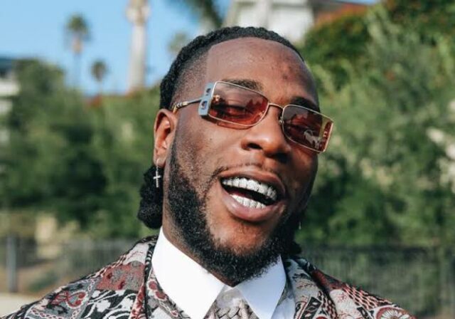 “Eu tenho 3 Ferraris, não 2” – Burna Boy confirma propriedade de três Ferraris multimilionárias de naira