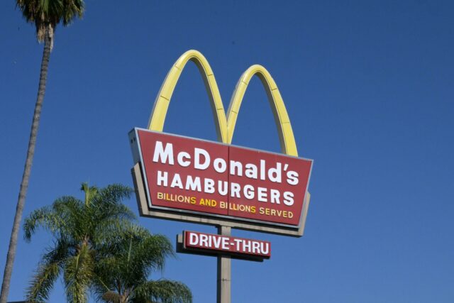 Interrupção global do McDonald's deixa clientes ávidos por respostas