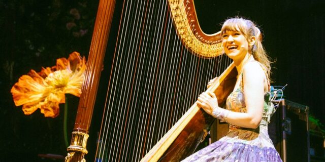 Joanna Newsom se apresenta no Belasco em Los Angeles em 22 de março