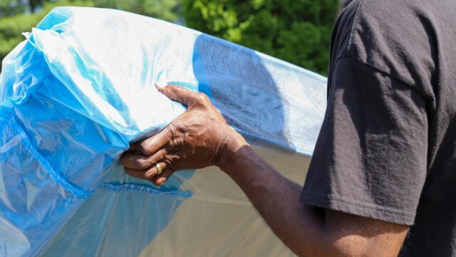 Como cobrir um colchão e protegê-lo de danos na mudança de casa