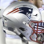 O capacete do New England Patriots fica no banco durante o jogo entre o New England Patriots e o Philadelphia Eagles em 17 de novembro de 2019 no Lincoln Financial Field em Filadélfia, PA.