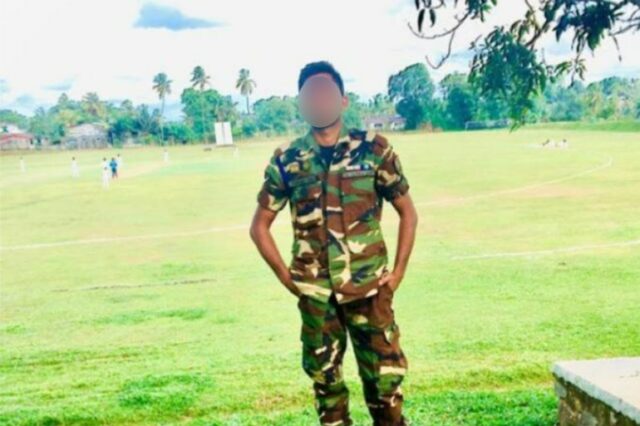 Nipuna Silva em seu uniforme do exército do Sri Lanka, antes de partir para lutar pela Rússia na Ucrânia (Folheto da família)