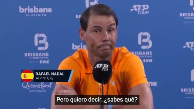 Nadal pisa na usina de Godó com seu nome 1.081 dias depois