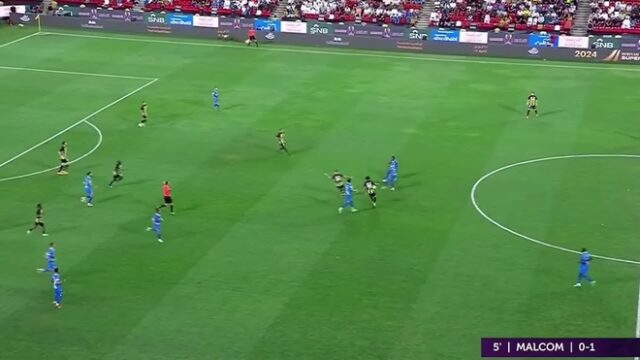 A reação violenta de um torcedor do Al Ittihad após perder a Supercopa: ele vence Hamdallah duas vezes!