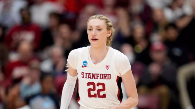 O atacante de Stanford, Cameron Brink, contra o Norfolk State durante a primeira metade de um jogo de basquete universitário feminino do primeiro turno