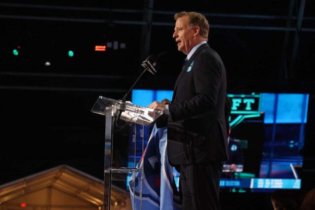 O comissário da NFL Roger Goodell anuncia Caleb Farley como a 22ª seleção do Indianapolis Colts durante a primeira rodada do Draft da NFL de 2021 no Great Lakes Science Center em 29 de abril de 2021 em Cleveland, Ohio.