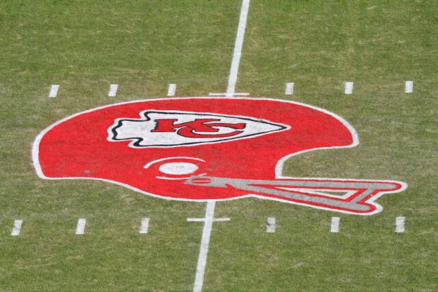 O logotipo do capacete do Kansas City Chiefs é visto em campo antes do jogo do campeonato AFC entre o Kansas City Chiefs e o Tennessee Titans no Arrowhead Stadium em 19 de janeiro de 2020 em Kansas City, Missouri.